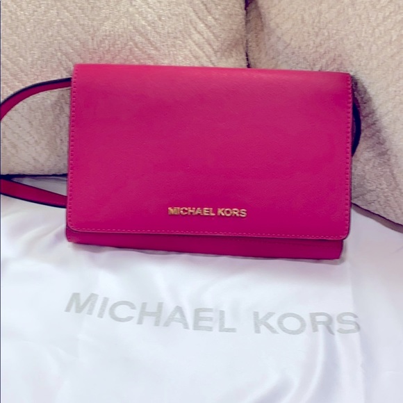 Michael Kors Handbags - NWT Michael Kors Jet Set large xbody Clutch